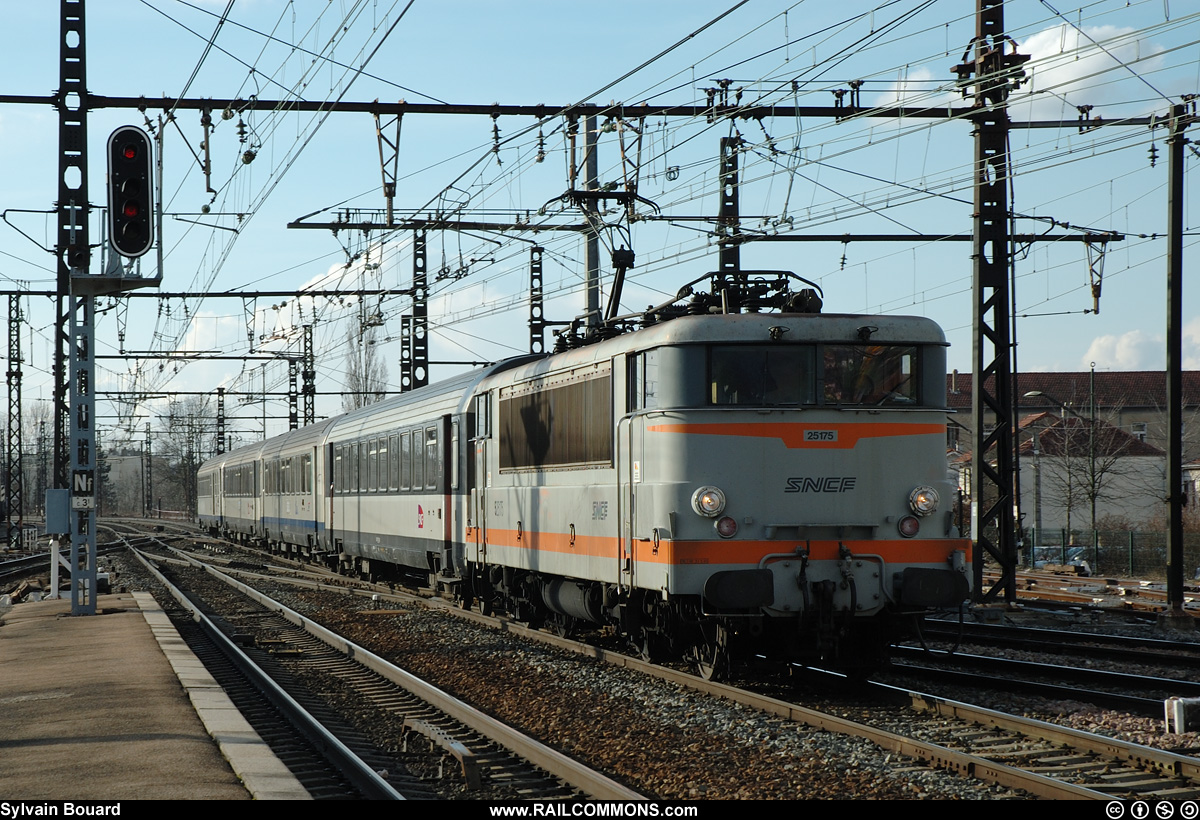 060221_DSC_0121_SNCF_-_BB_25175_-_Amberieu.jpg