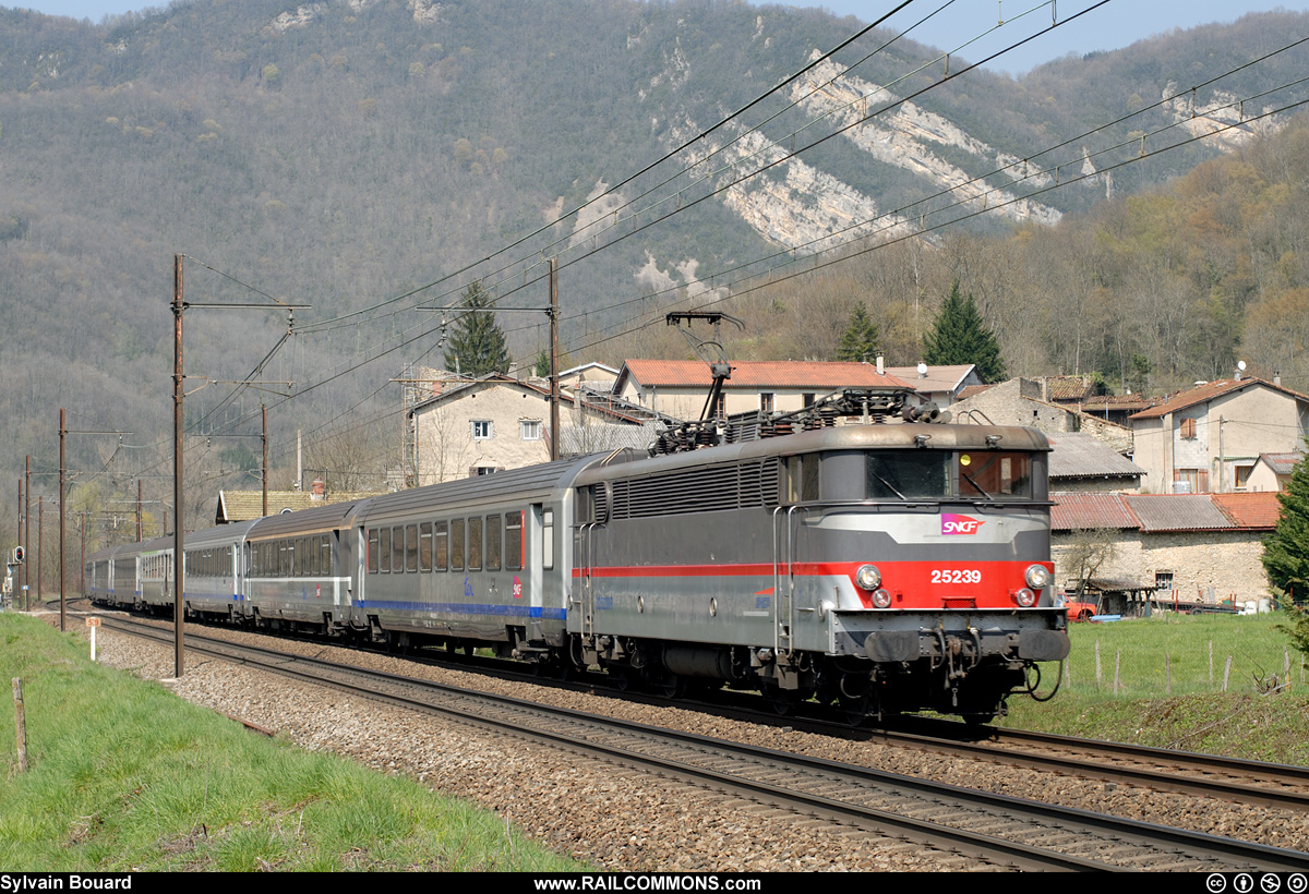 070407_DSC_1382_SNCF_-_BB_25239_-_Torcieu.jpg